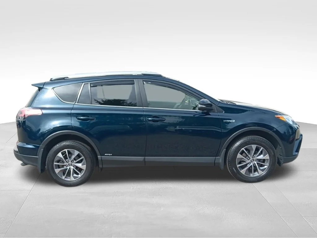 Used 2018 Galactic Aqua Mica Toyota XLE image 8