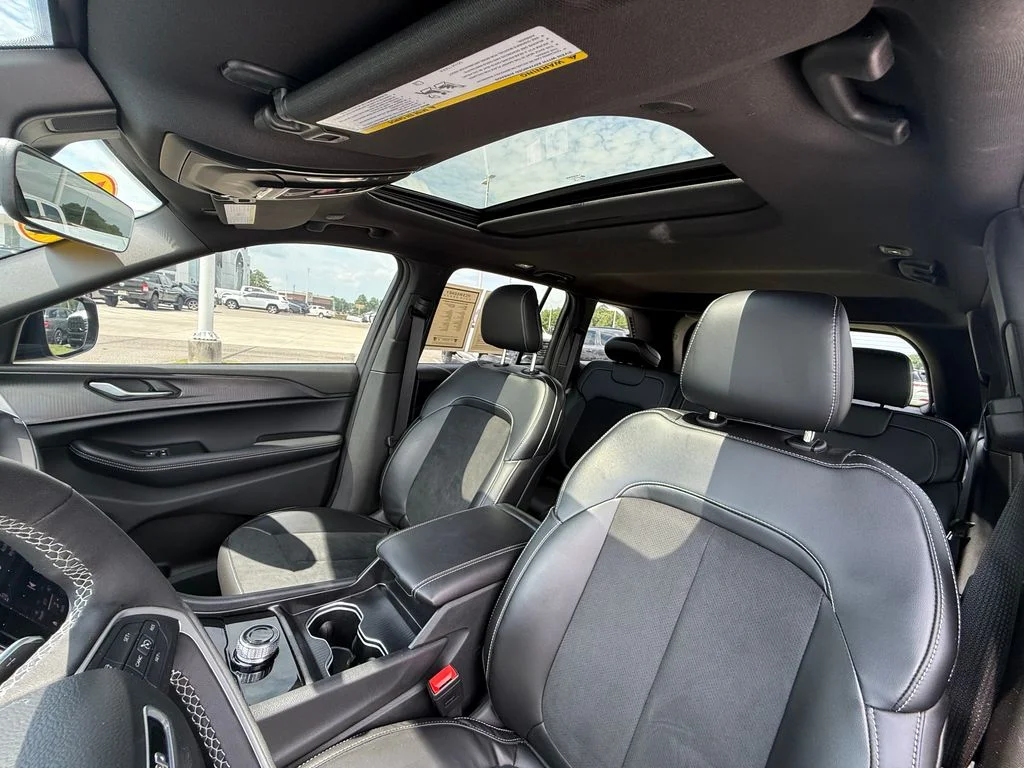 Used 2025  Jeep Altitude X image 15