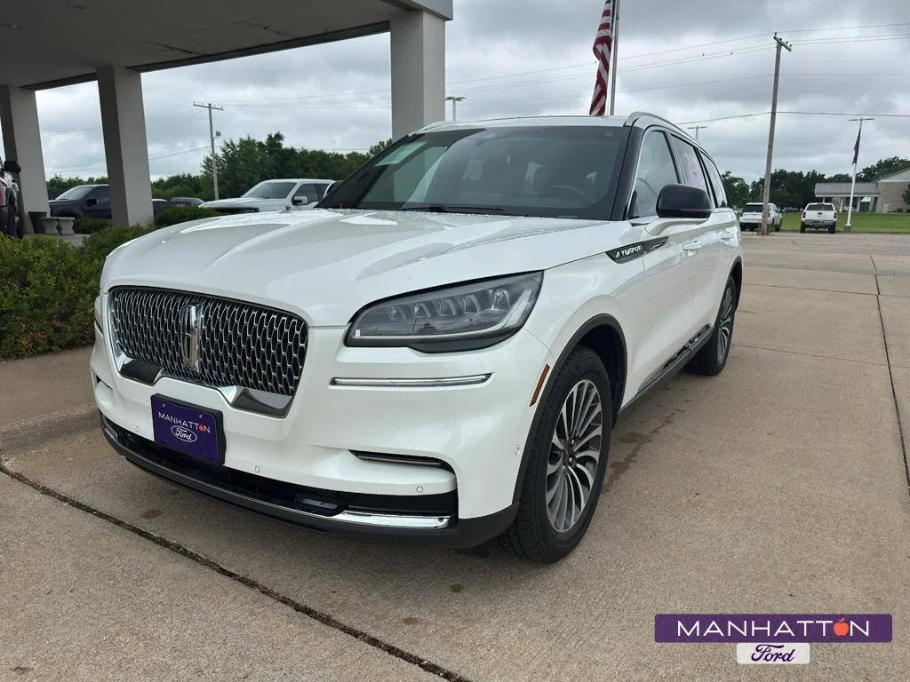 Used 2023 Pristine White Metallic Tri-Coat Lincoln Reserve image 1