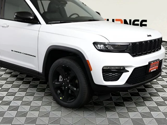 New 2025 Bright White Clear-Coat Exterior Paint Jeep Limited image 24