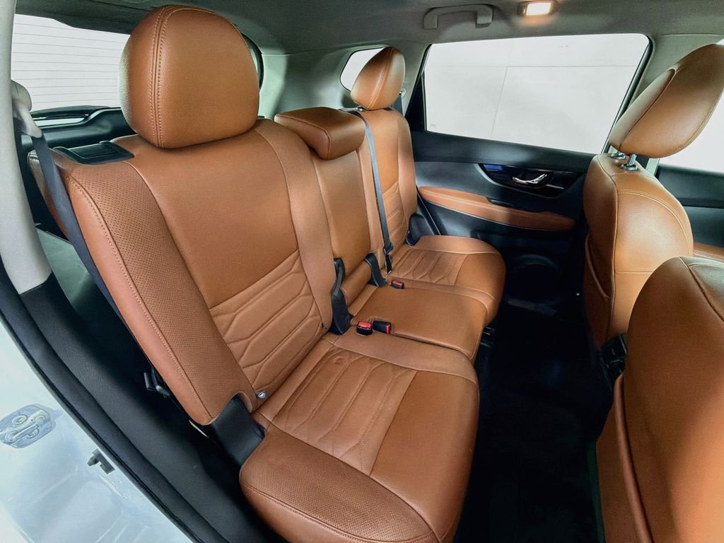Used 2017 White Nissan SL image 27