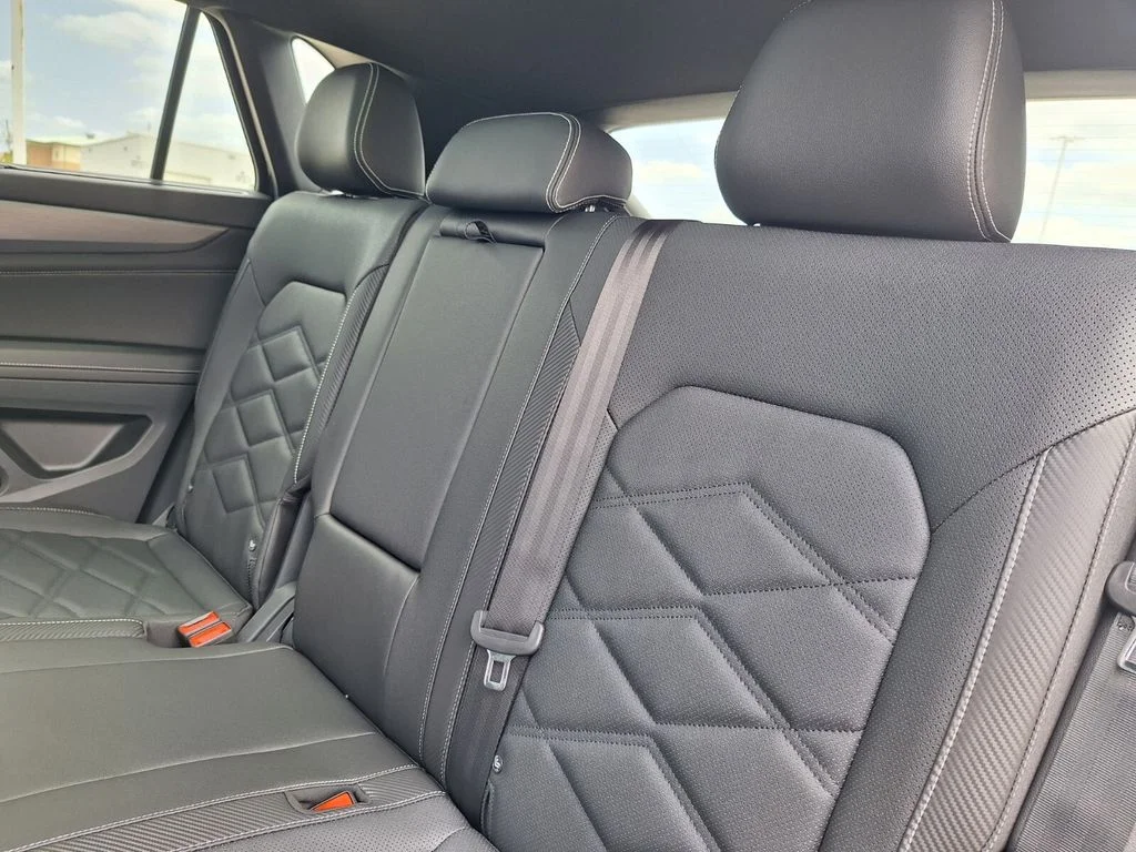 New 2026 Black Volkswagen 2.0T SE w/Technology image 25