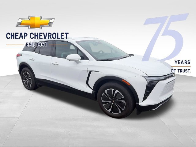 Used 2024 Summit White Chevrolet LT image 3