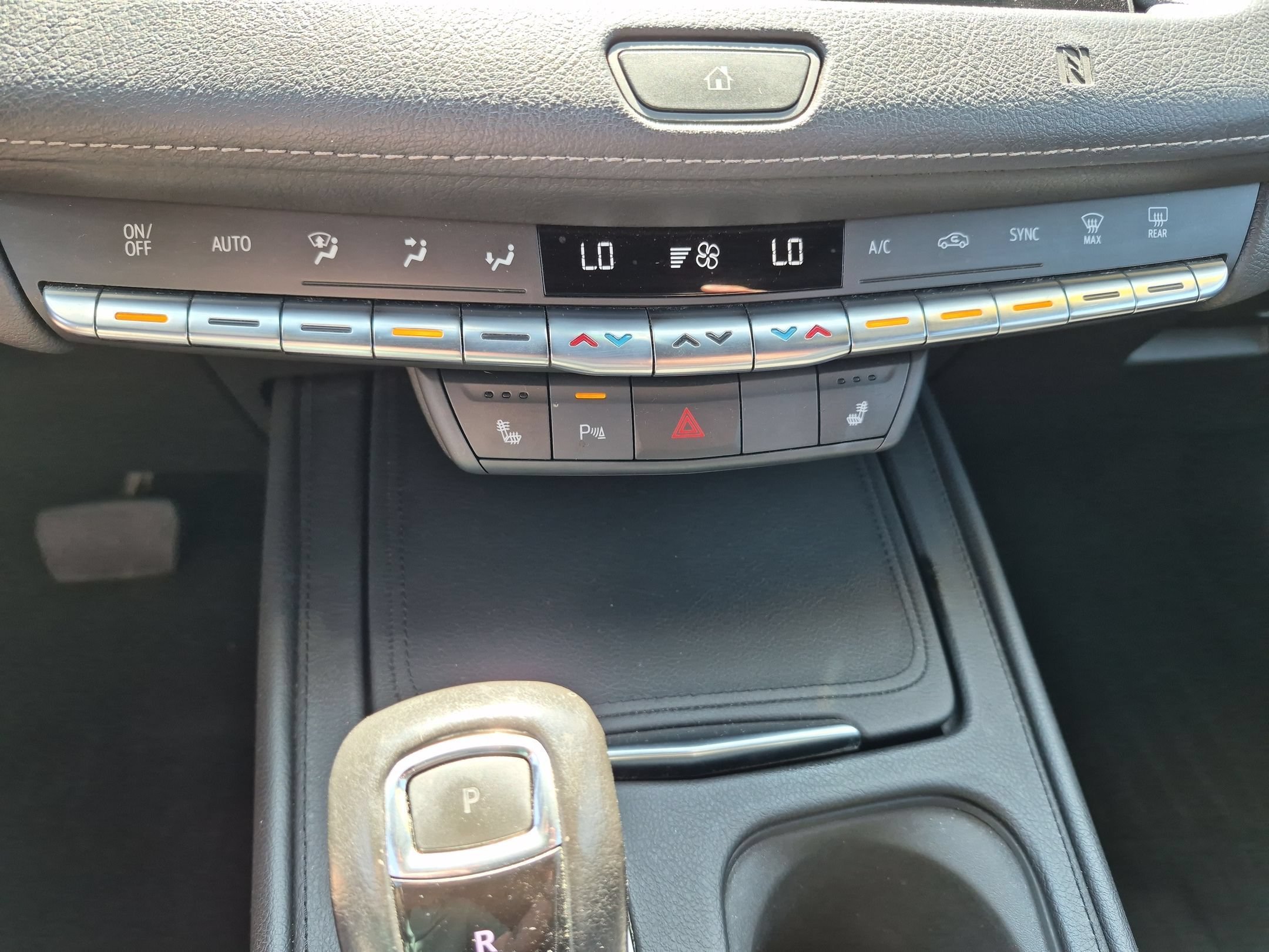 Used 2019 Crystal White Tricoat Cadillac AWD Premium Luxury image 24