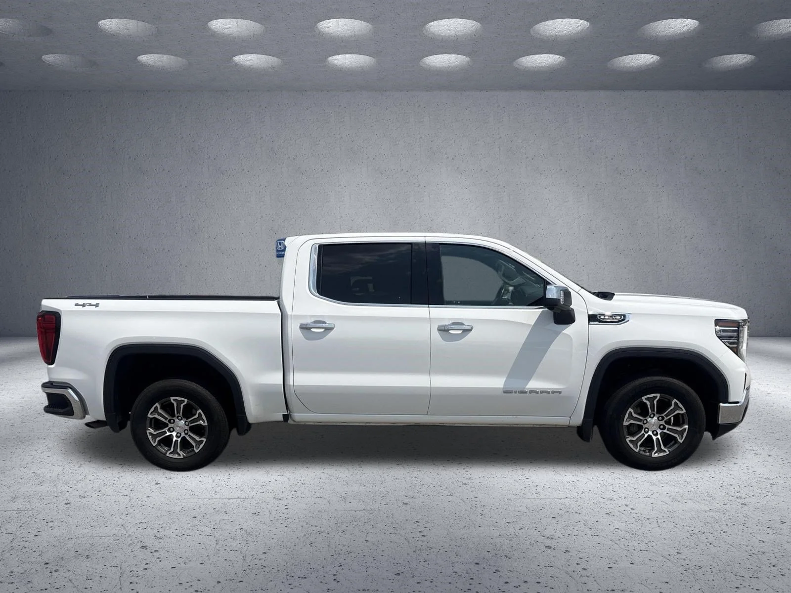 Used 2025 Summit White GMC SLT image 4