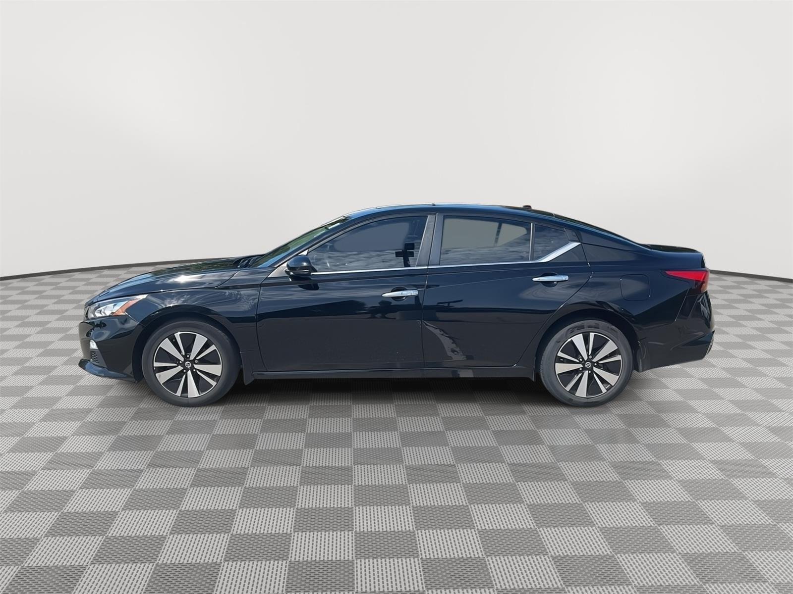 Used 2022 Super Black Nissan 2.5 SV image 9