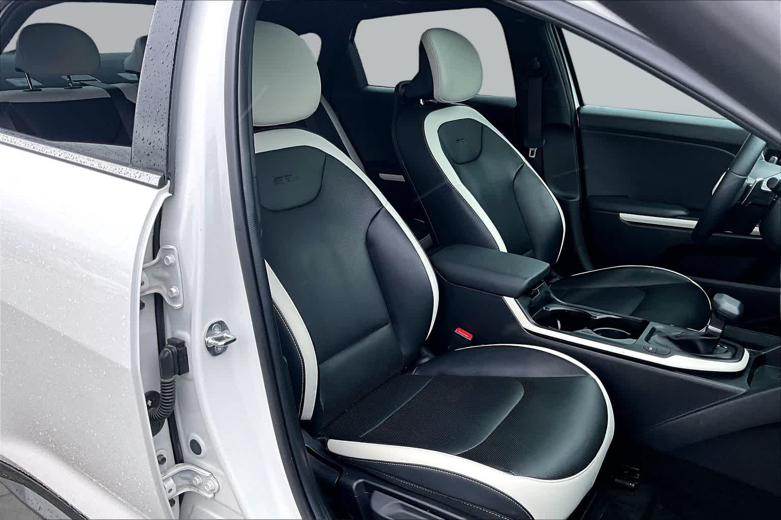 Used 2025 Snow White Pearl Kia GT-Line image 9