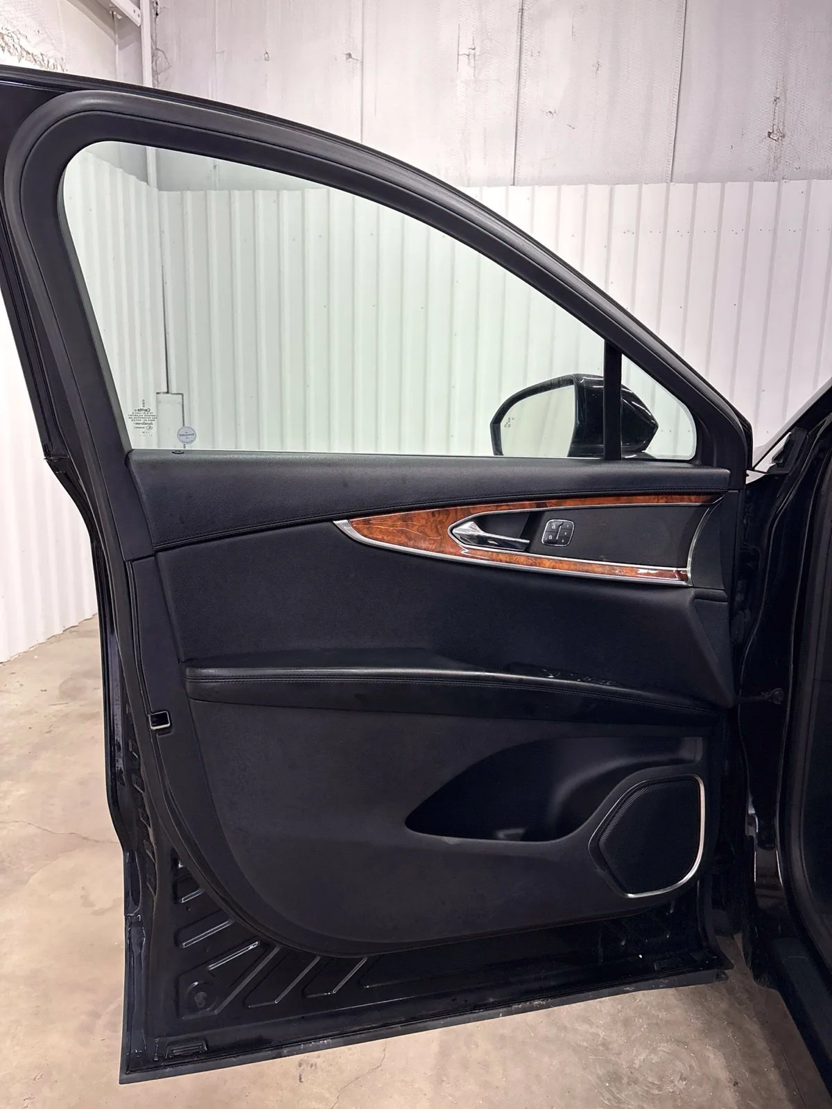 Used 2018 Black Velvet Lincoln Reserve image 8