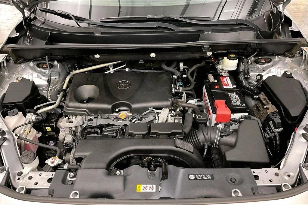 Used 2019 Silver Toyota XLE Premium image 14