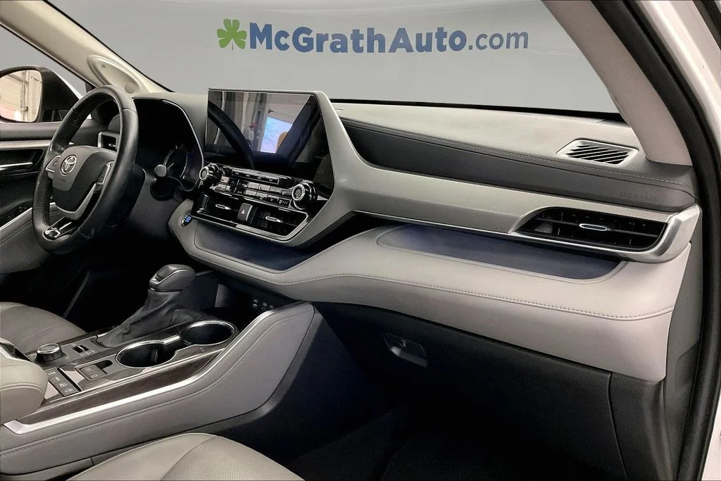 Used 2022 Beige Toyota Platinum image 21