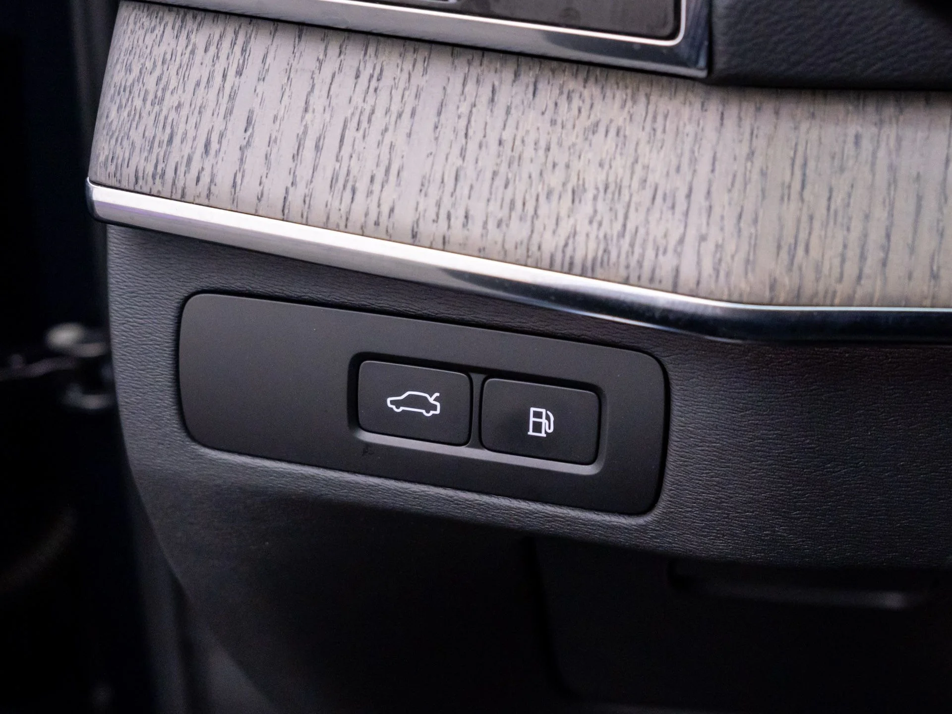 Used 2025 Blue Volvo T8 Ultra image 30