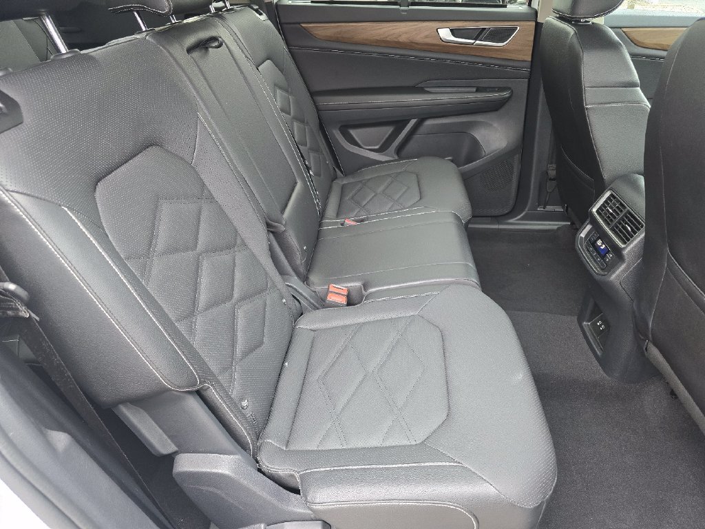 Used 2025  Volkswagen 2.0T SE w/Technology image 23