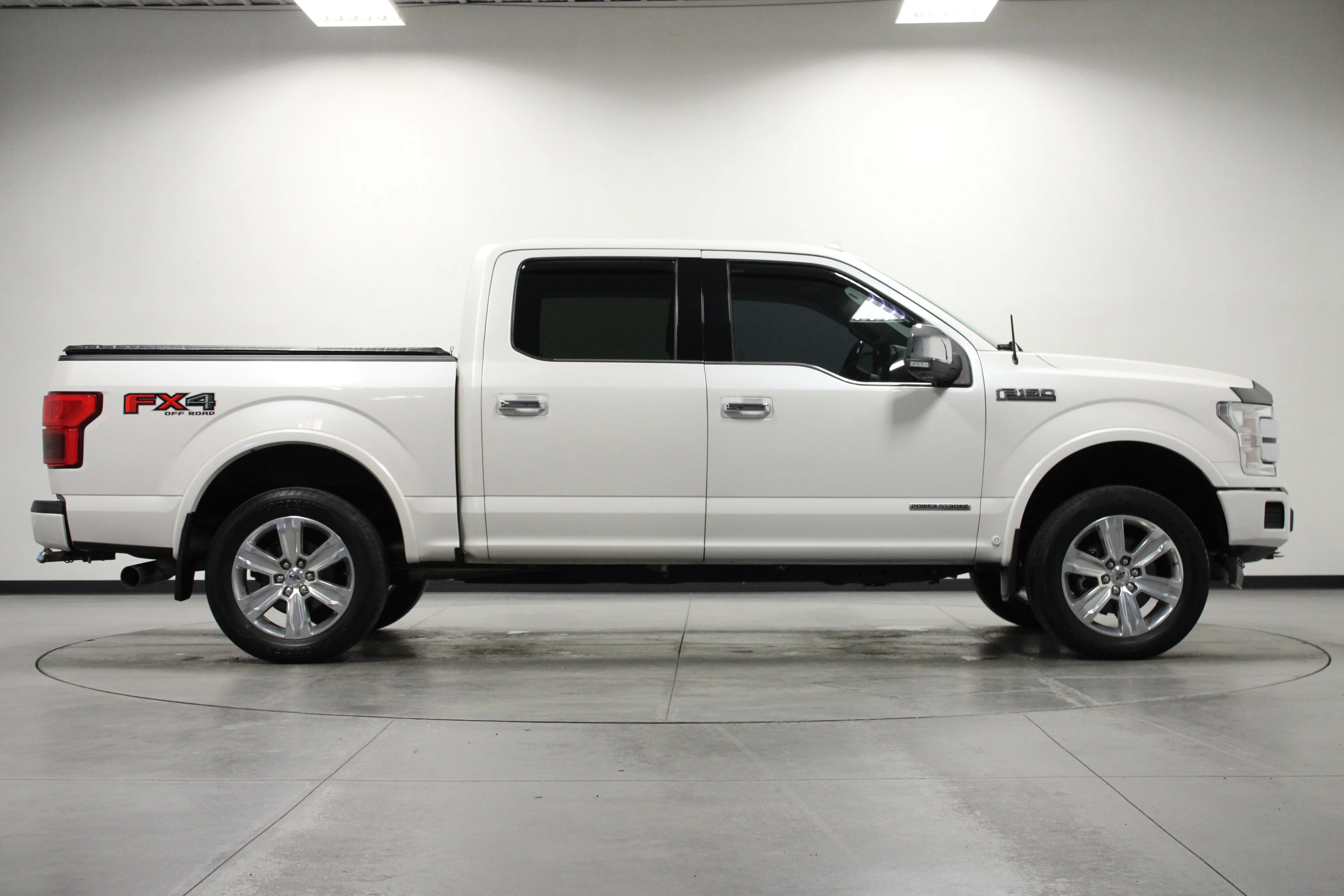 Used 2018 White Platinum Metallic Tri-Coat Ford Platinum image 3