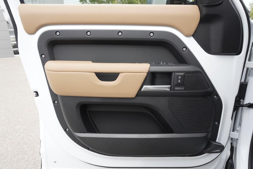 New 2026 Fuji White Land Rover X-Dynamic SE image 17