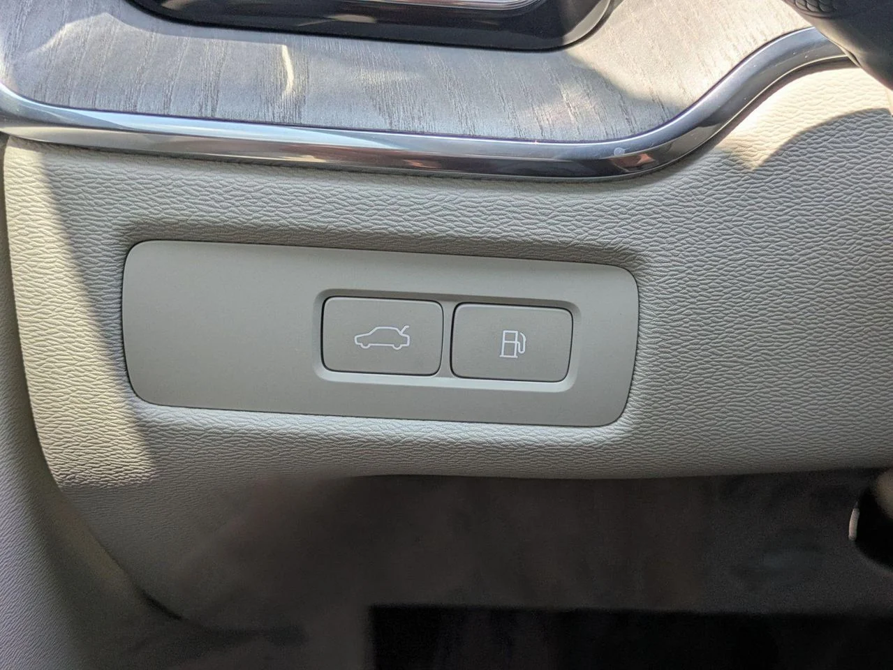 Used 2024 Thunder Grey Metallic Volvo T8 Ultimate Dark Theme image 18