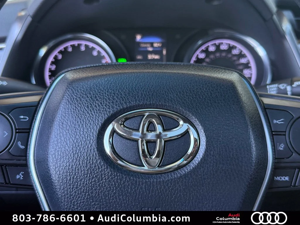 Used 2018 White Toyota SE image 23