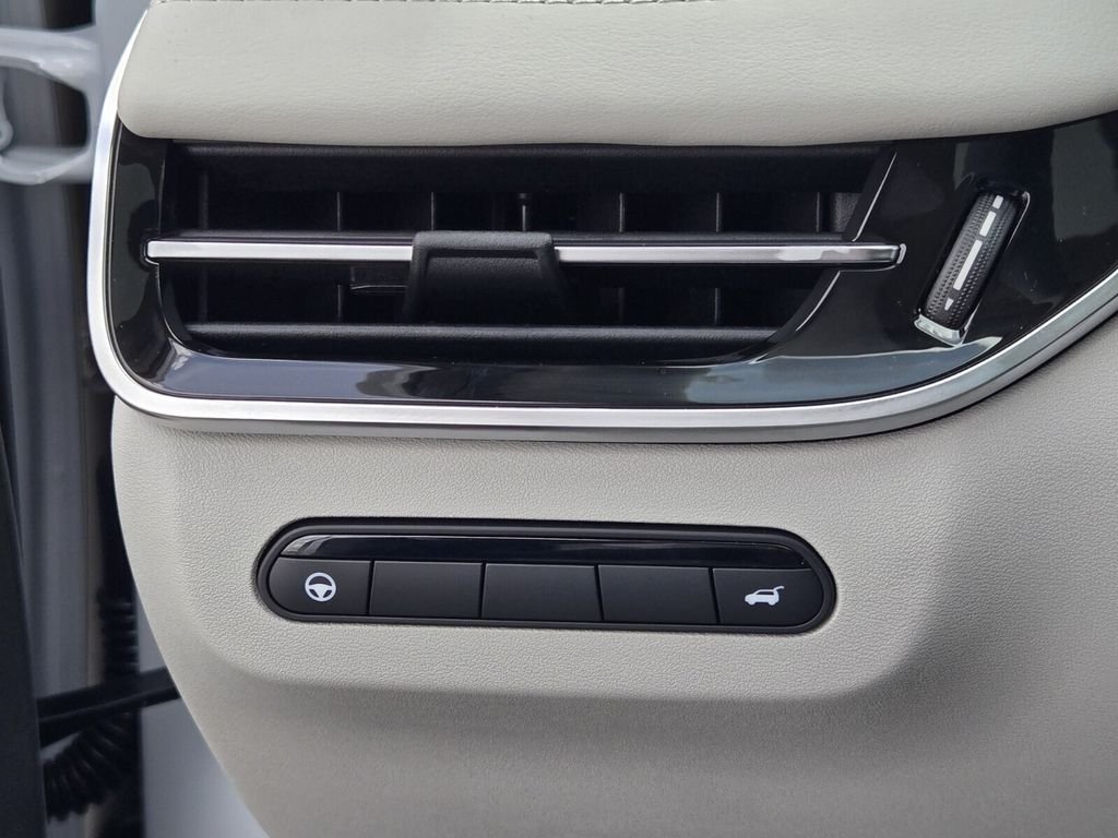 New 2027 RADIANT WHITE INFINITI Luxe FWD image 27