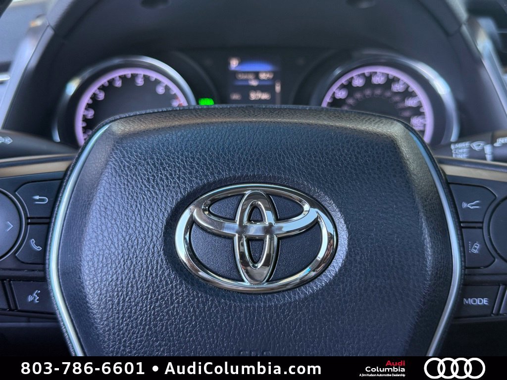 Used 2018 White Toyota SE image 23