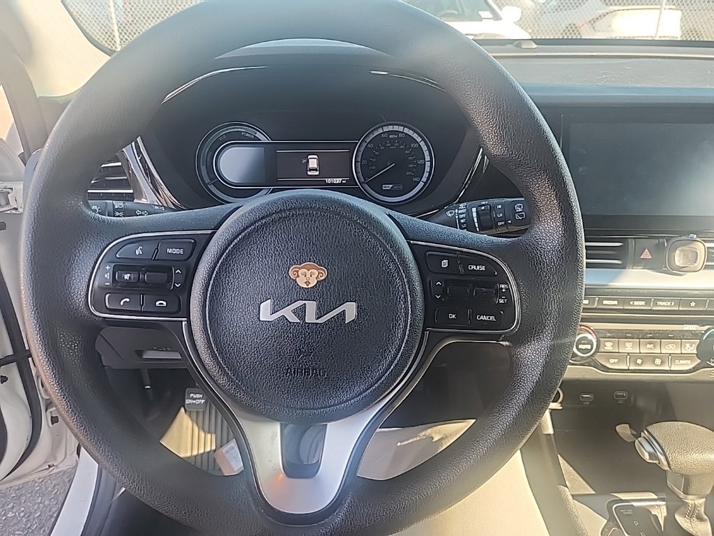Used 2022 Snow White Pearl Kia LX image 22