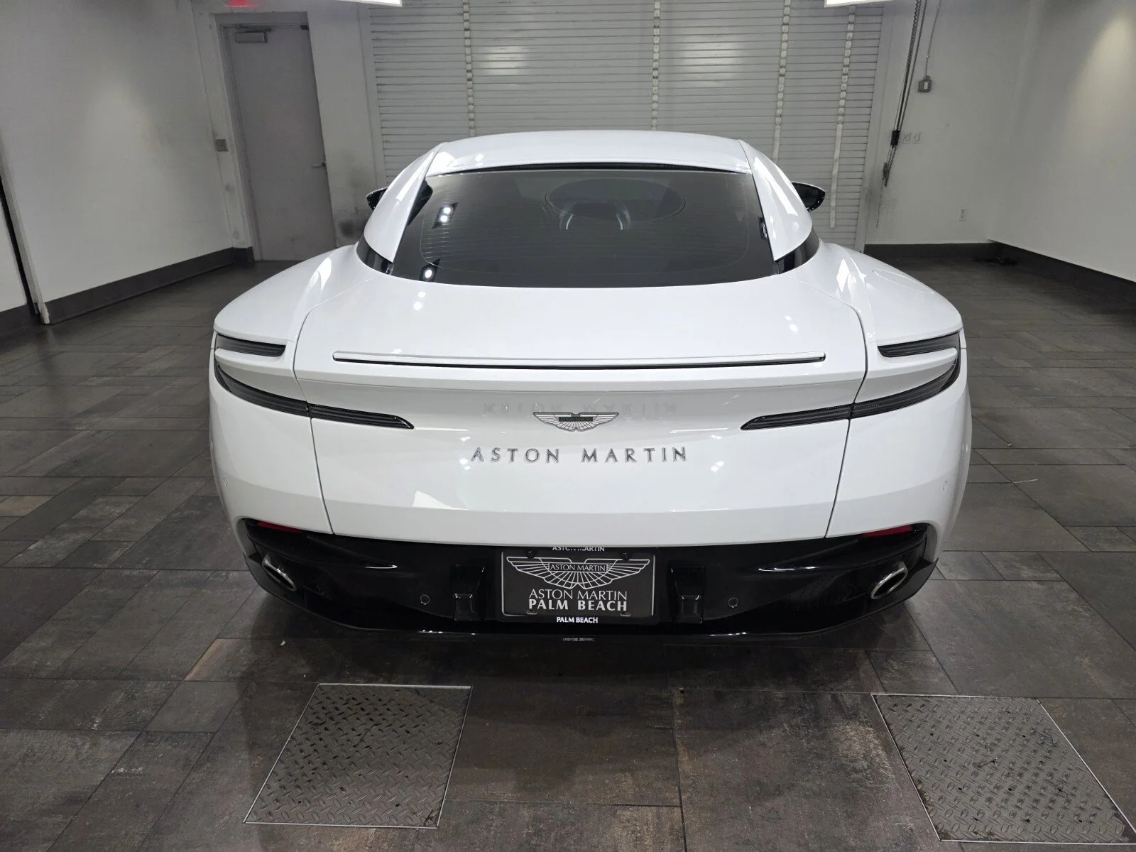 Used 2023 Lunar White Aston Martin V8 Coupe image 23