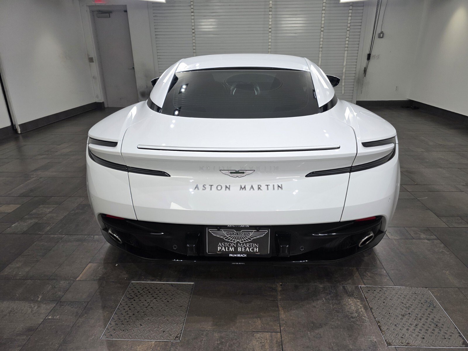 Used 2023 Lunar White Aston Martin V8 Coupe image 23