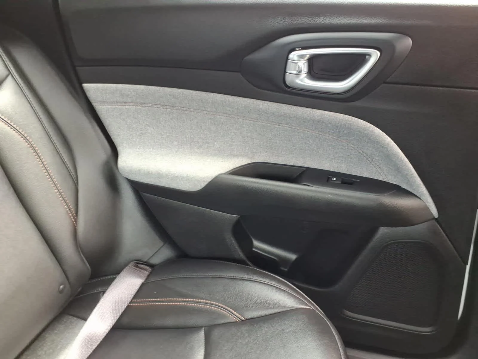 Certified Used 2023 Bright White Clearcoat Jeep Latitude Lux image 21