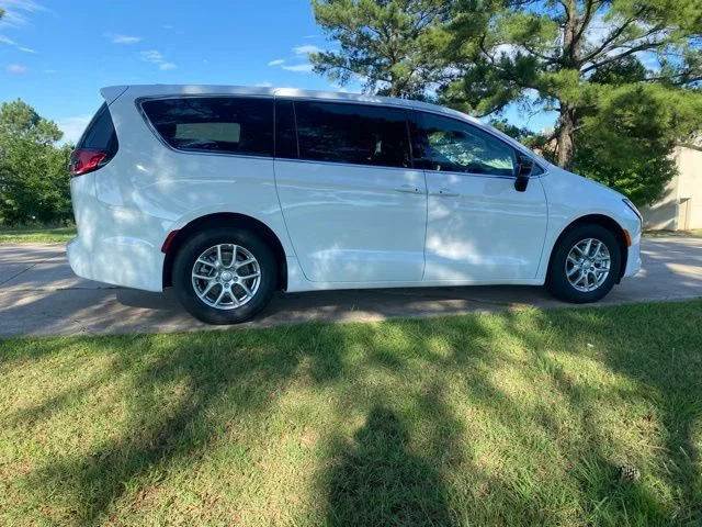 New 2027 Bright White Clear-Coat Exterior Paint Chrysler Select image 10