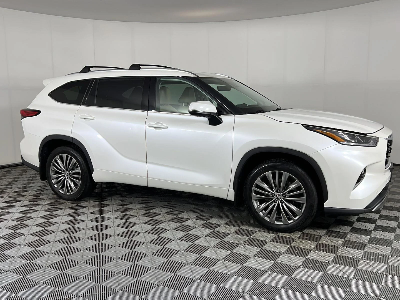 Used 2021 Blizzard Pearl Toyota Platinum image 3
