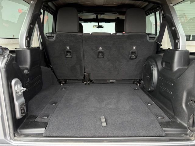 Used 2018 Silver Jeep Unlimited Rubicon image 11