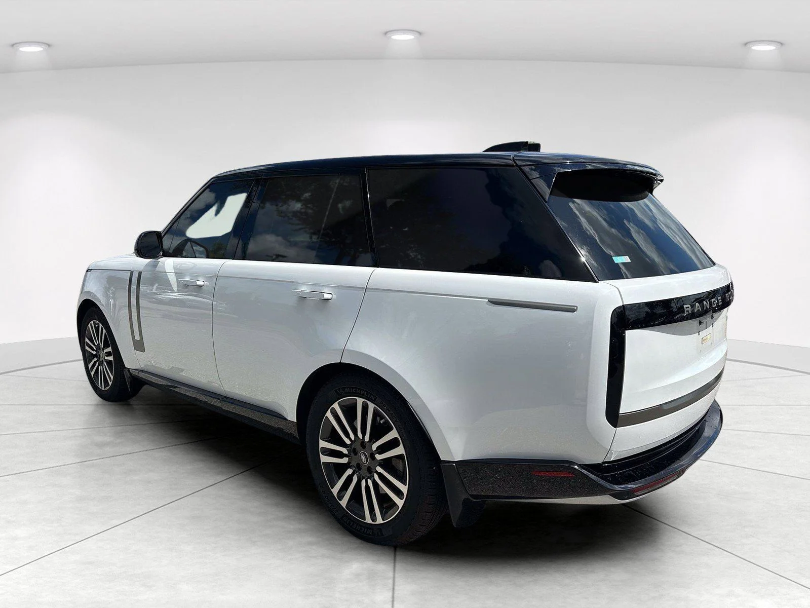 Used 2023  Land Rover SE image 6