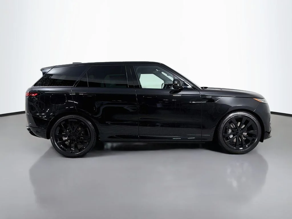 New 2027 Santorini Black Land Rover Dynamic SE image 4