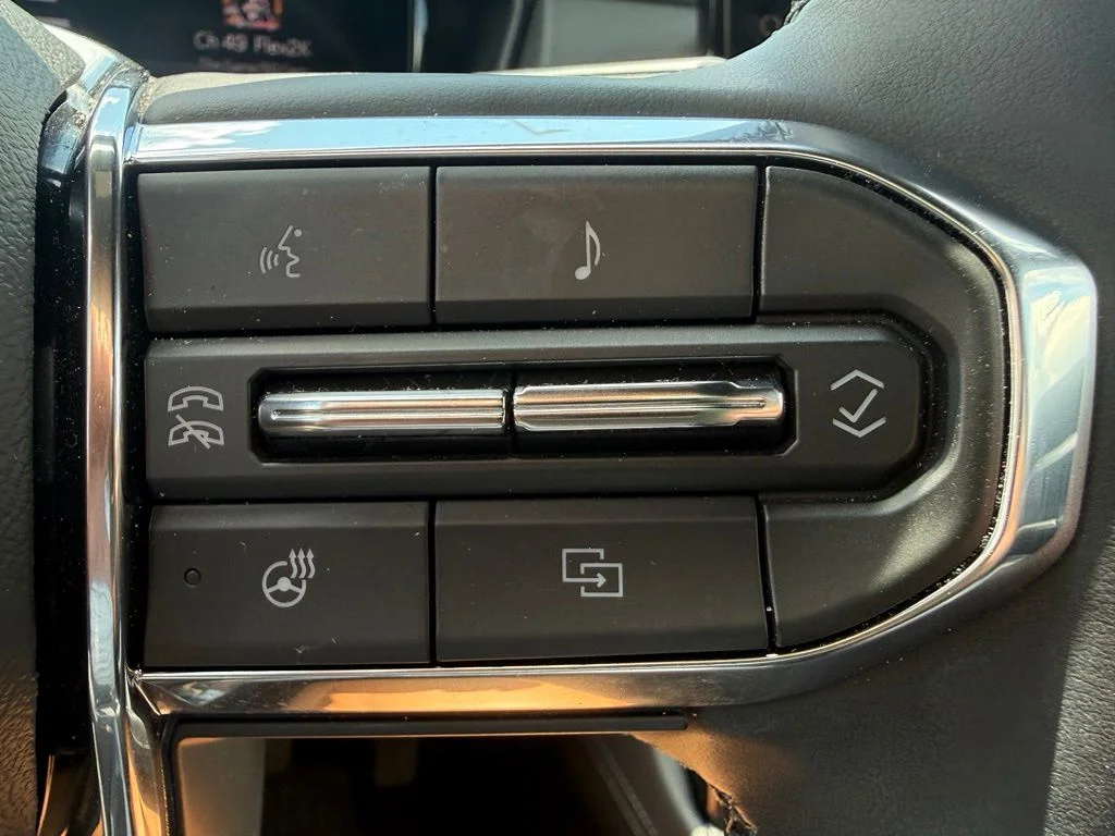 Used 2025 Silver GMC Elevation image 15