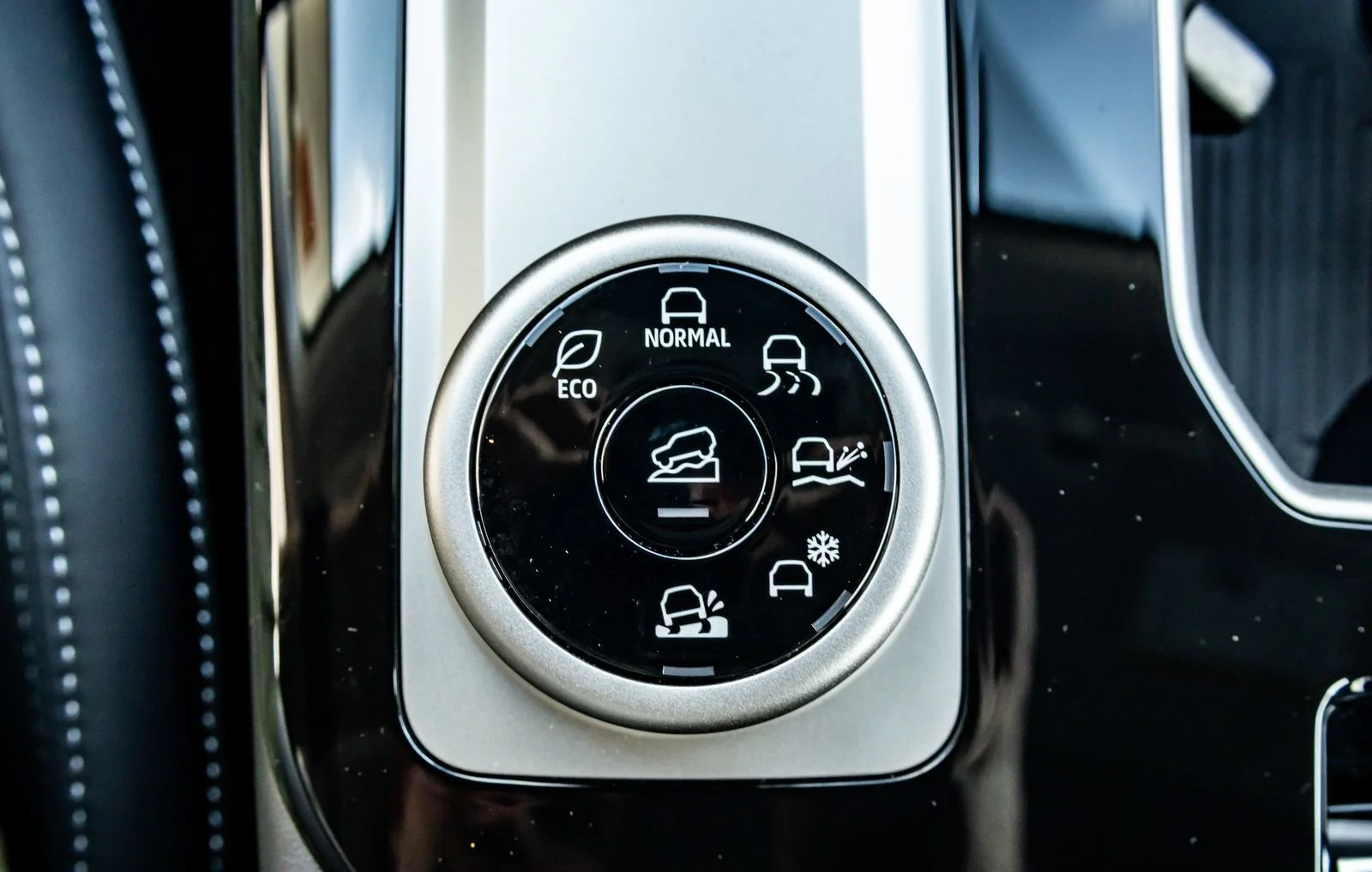 New 2026 White Mitsubishi Trail Edition image 24