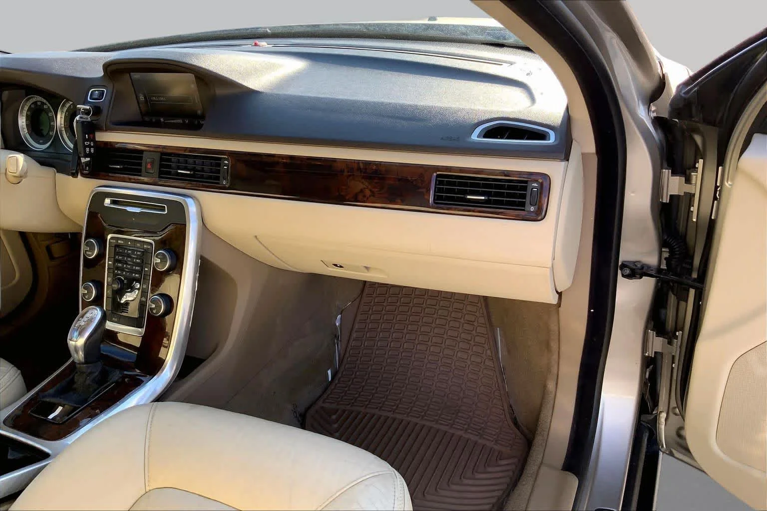 Used 2013 Twilight Bronze Metallic Volvo 3.2L image 17