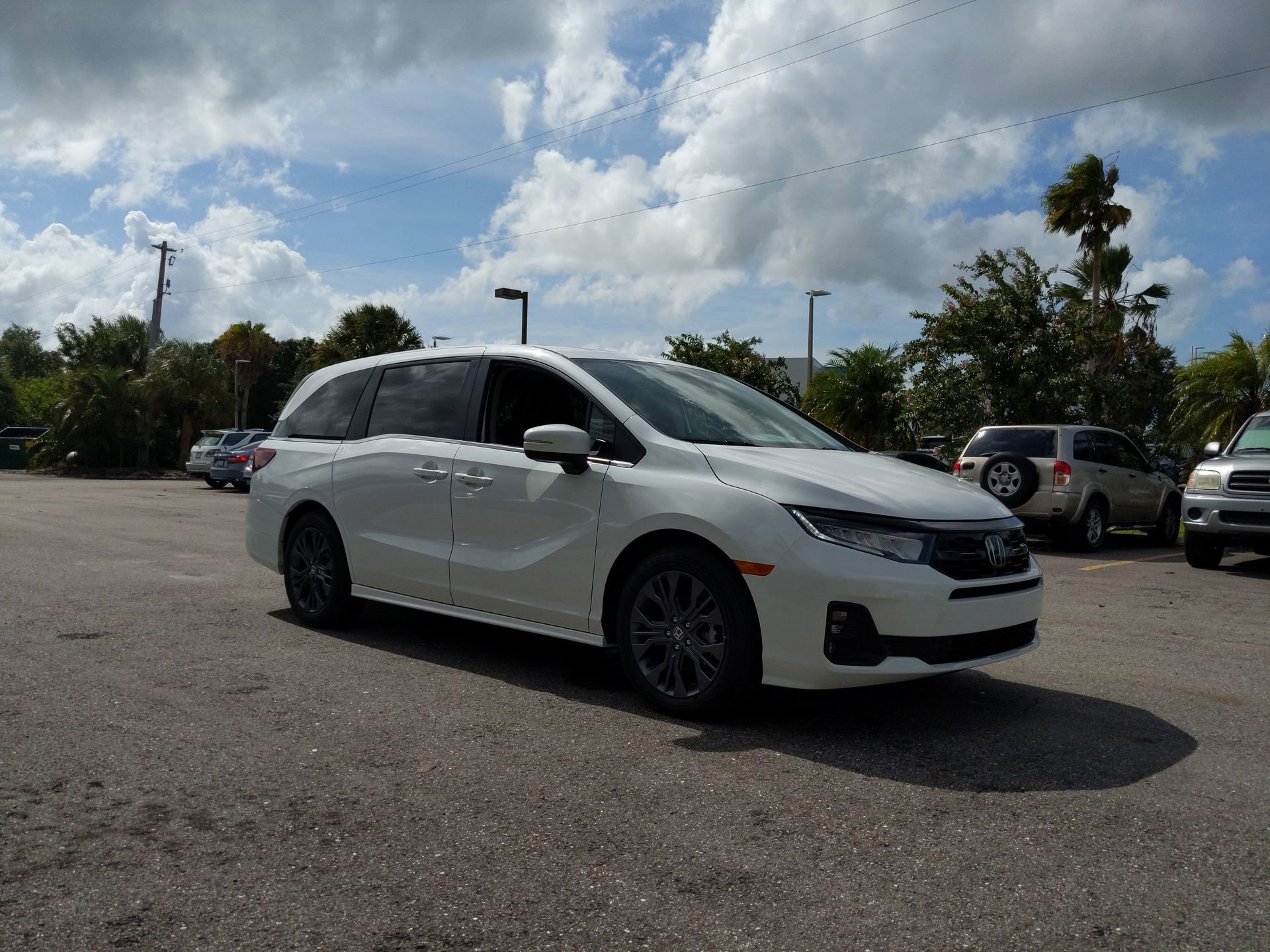 New 2026 Platinum White Pearl Honda Touring image 2
