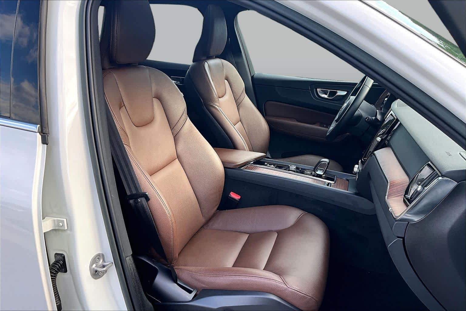 Used 2023 Crystal White Metallic Volvo Plus Bright Theme image 8