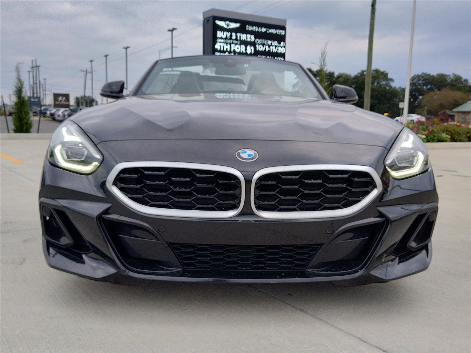 Used 2025 Black Sapphire Metallic BMW sDrive30i image 11