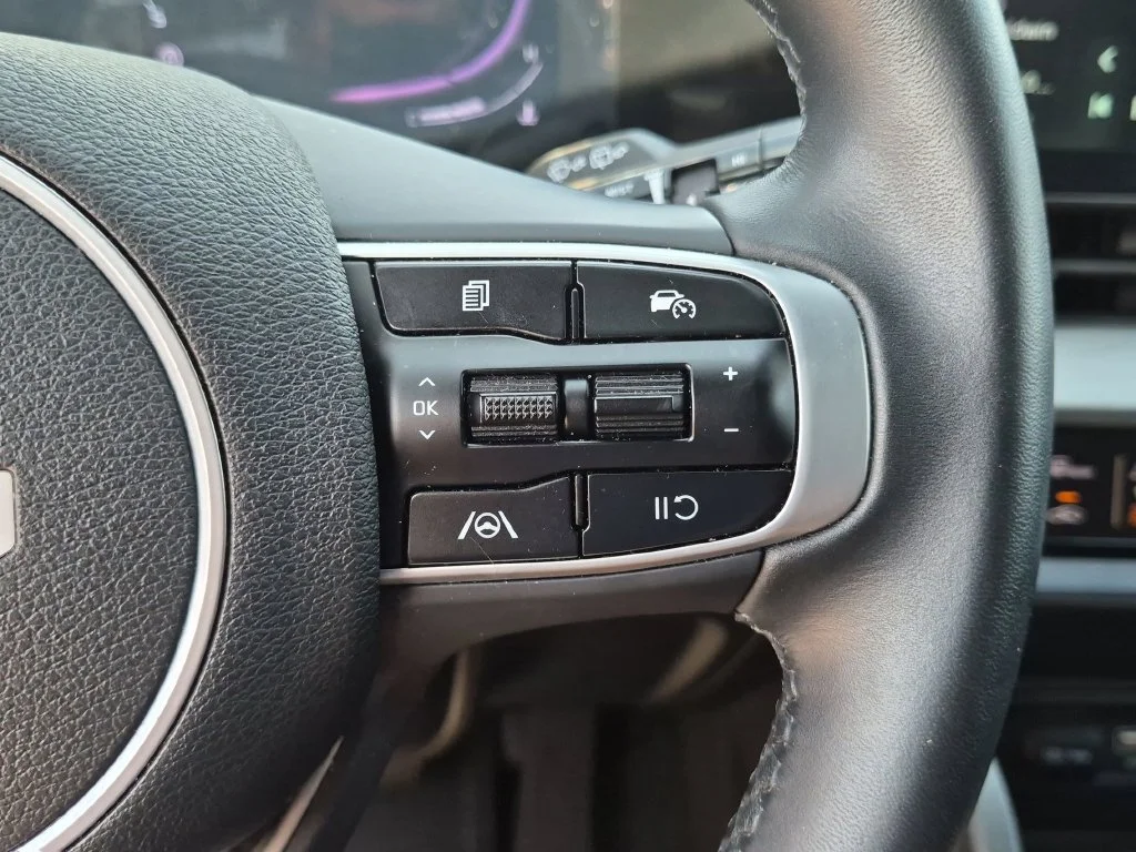 Used 2025 White Kia X-Line image 25