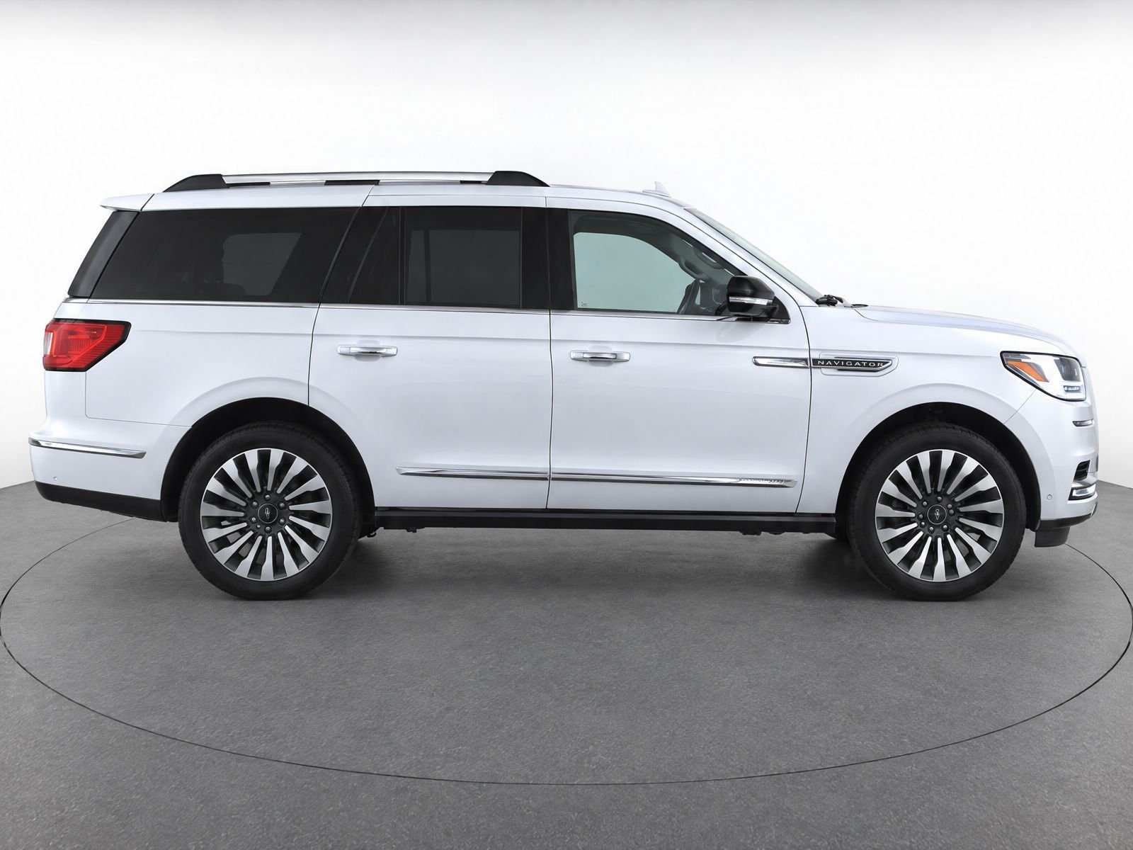 Used 2018 White Platinum Metallic Tri-Coat Lincoln Reserve image 8