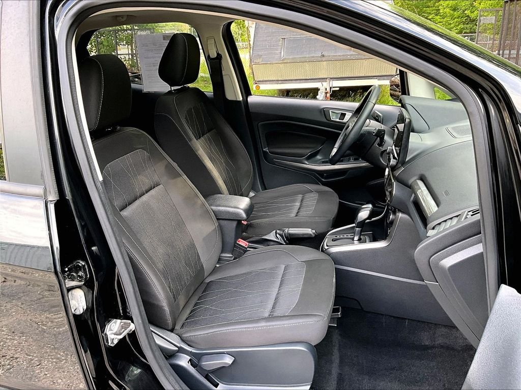 Used 2019 Shadow Black Ford SE image 11