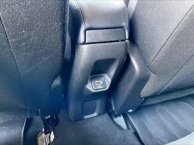 Used 2020 Alpine White Clea Jeep Altitude image 28