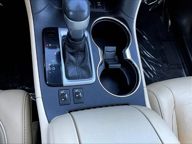 Used 2018 Green Toyota XLE image 16