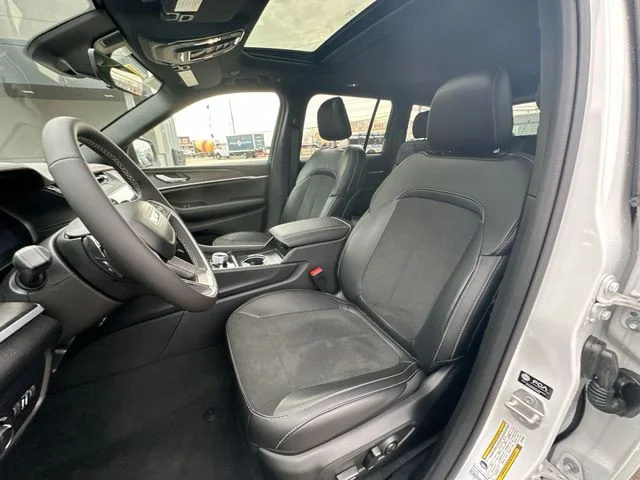 New 2026 Bright White Clear-Coat Exterior Paint Jeep Altitude image 13