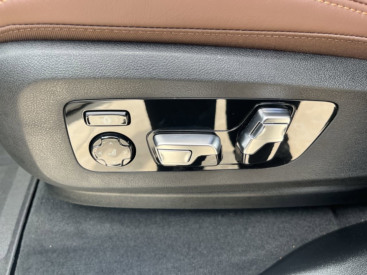 New 2026 Mineral White Metallic BMW xDrive40i image 15