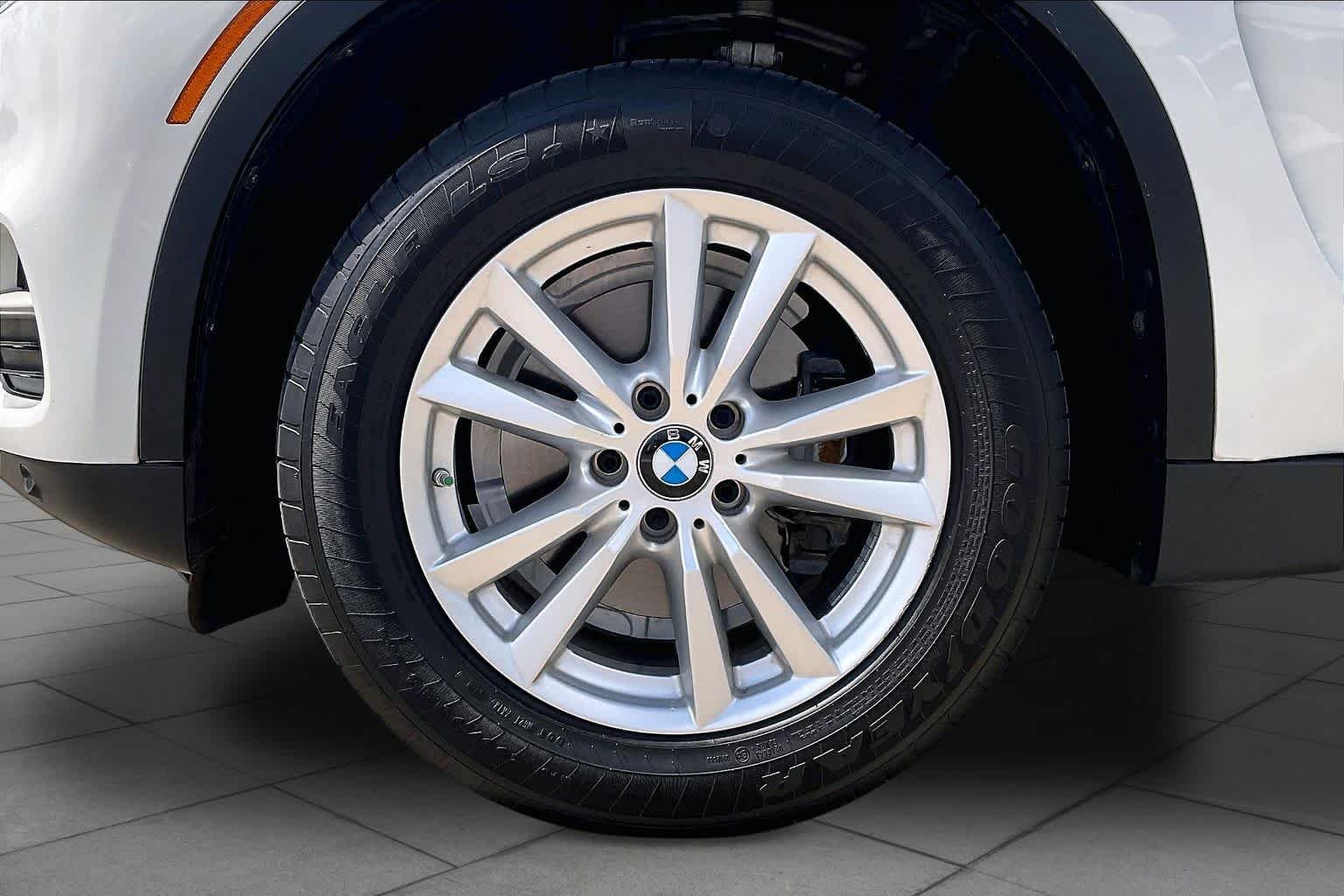 Used 2015 Alpine White BMW sDrive35i image 9