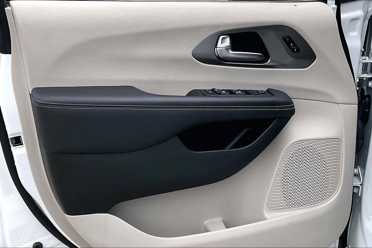 Used 2024 Bright White Clearcoat Chrysler Touring L image 21