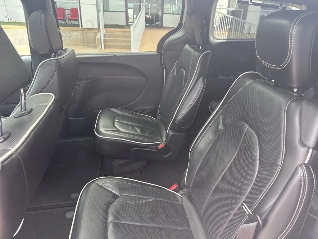 Used 2025 White Chrysler Limited image 29