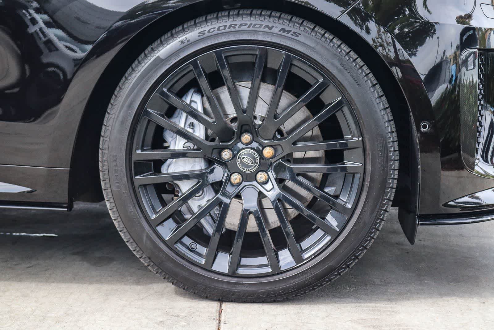 Used 2024  Land Rover SV Edition One Obsidian Black image 7
