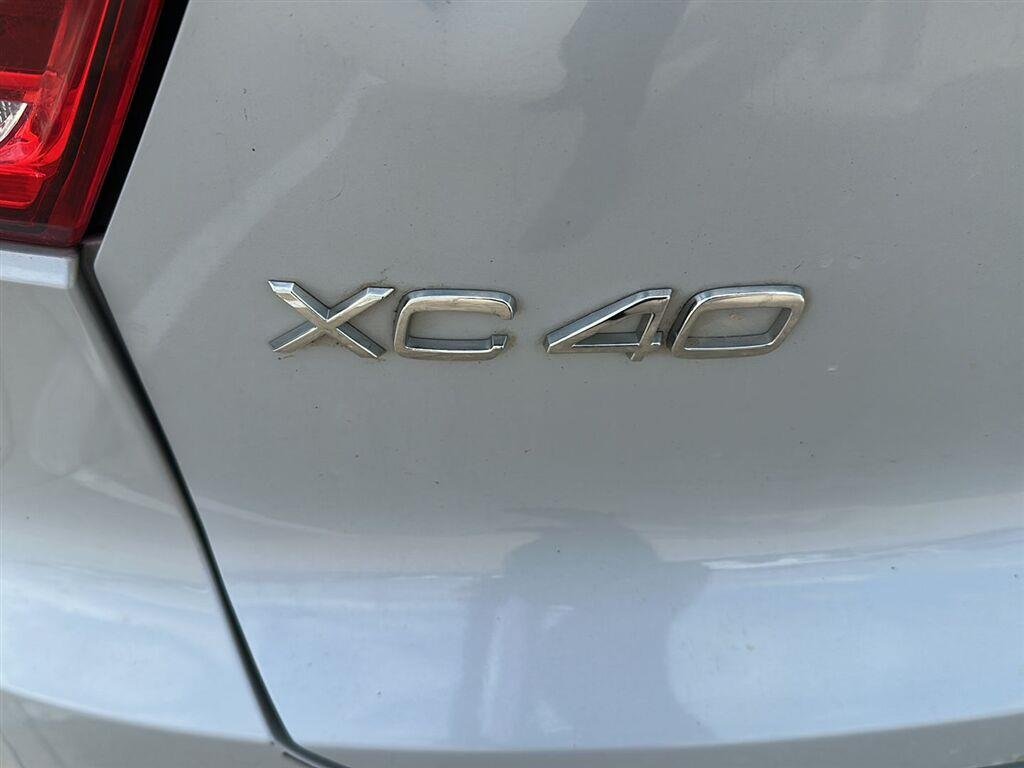 Used 2021 Glacier Silver Metallic Volvo R-Design image 10