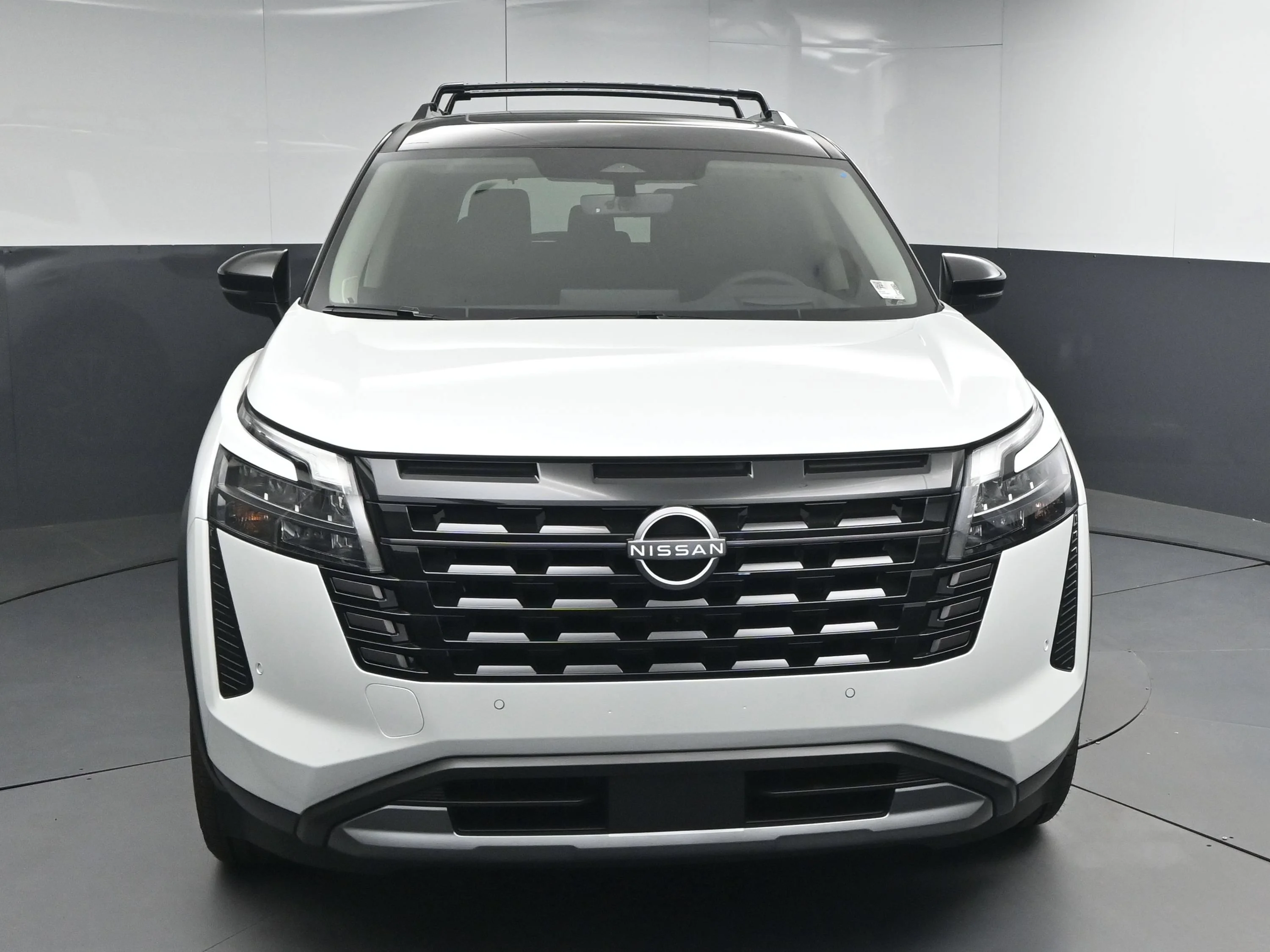 New 2026 Everest White Pearl TriCoat / Super Black Two-tone Nissan Platinum image 2